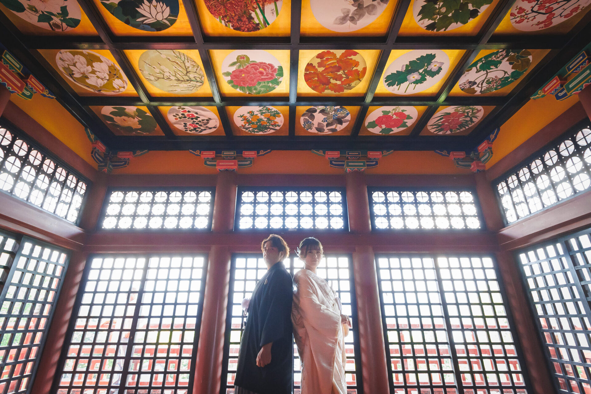 中禅寺五大堂の格子窓と天井絵と新郎新婦