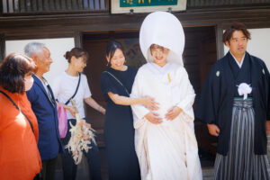 スタッフ・家族と談笑する花嫁