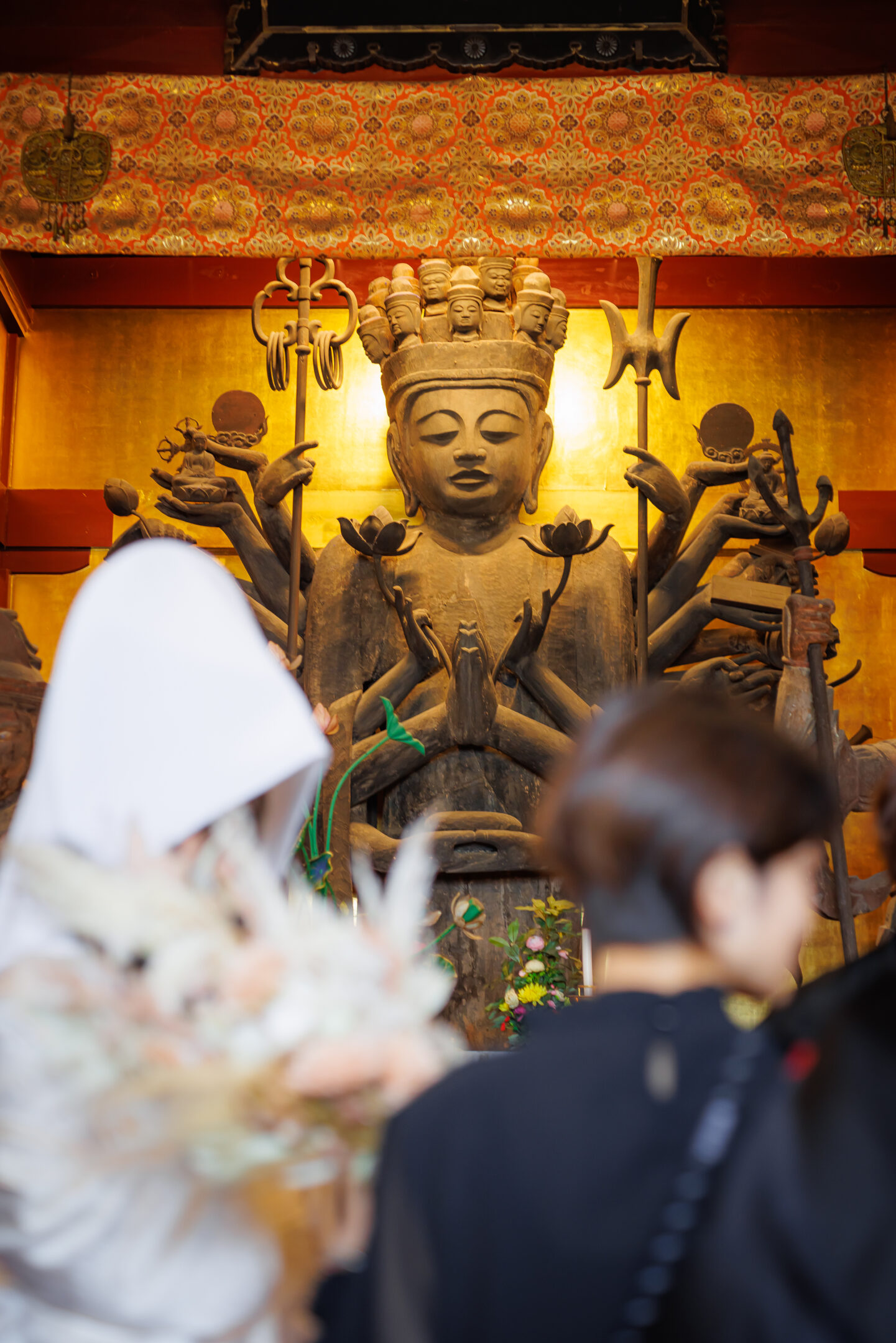 涙ぐむ花嫁を見守る立木観音