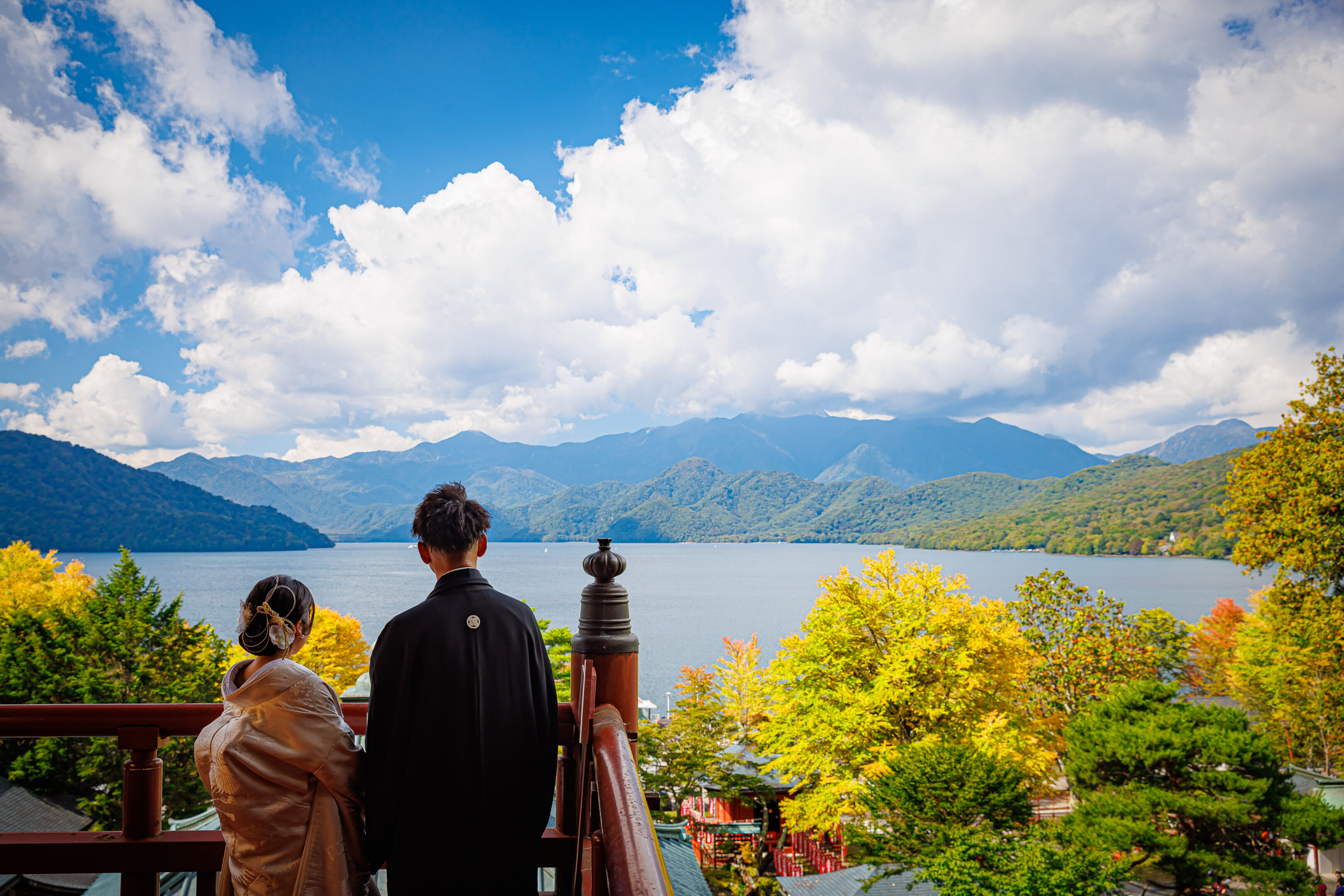 中禅寺五大堂からみる中禅寺湖。和装の新郎新婦