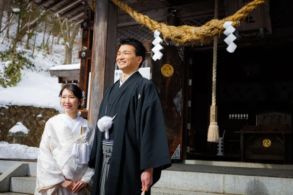 那須温泉神社で並び立つ新郎新婦 和装前撮り