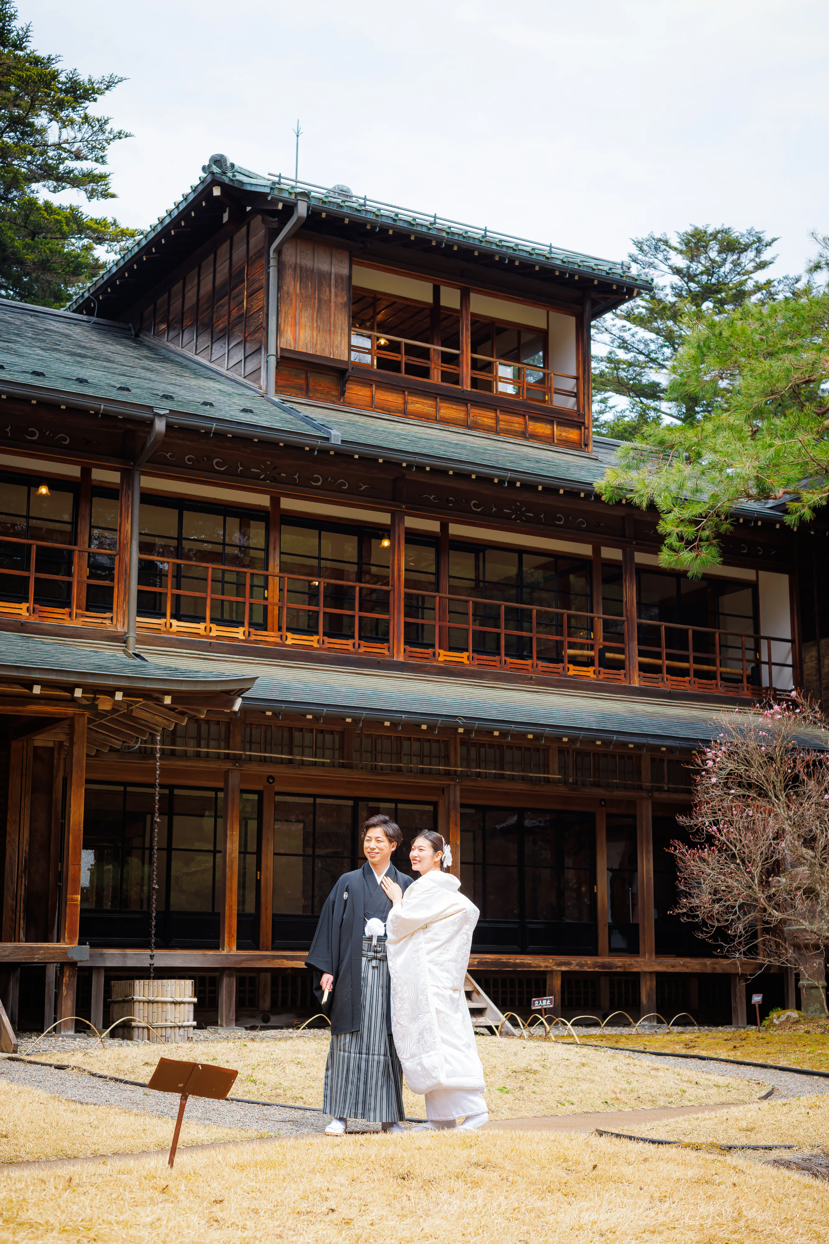 田母沢御用邸を背景に笑顔の新郎新婦。和装前撮り