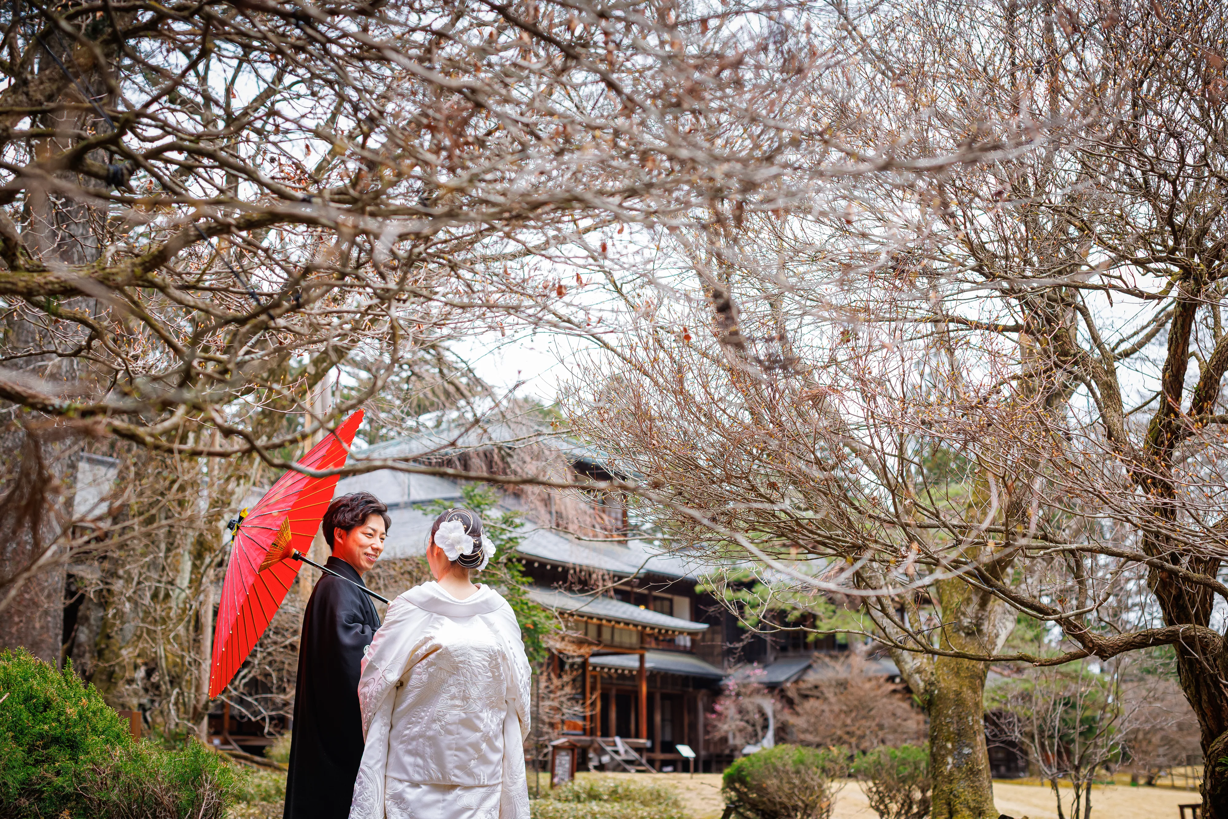 庭園で見つめ合う新郎新婦。和装前撮り　白無垢