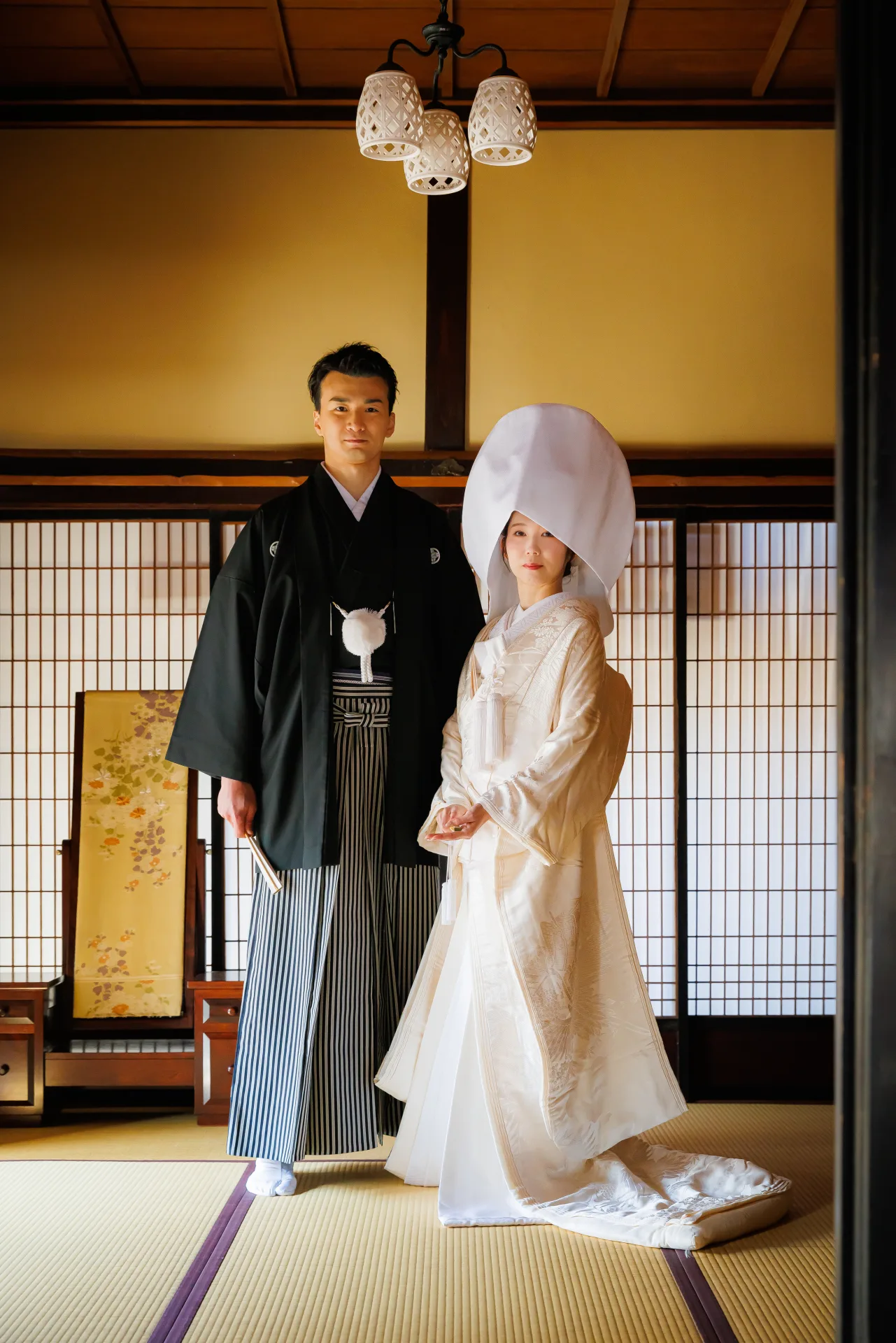 古民家で撮影した白無垢と袴姿の新郎新婦