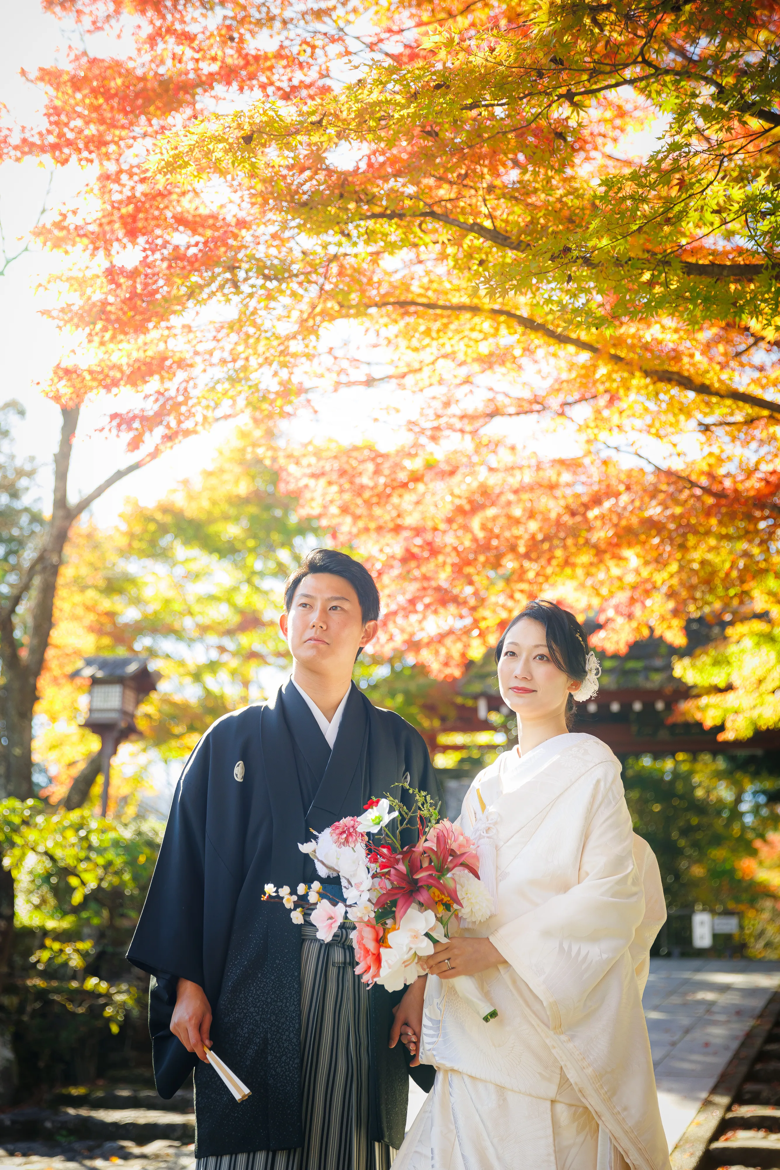 温かい日差しと紅葉を背景に和装前撮り