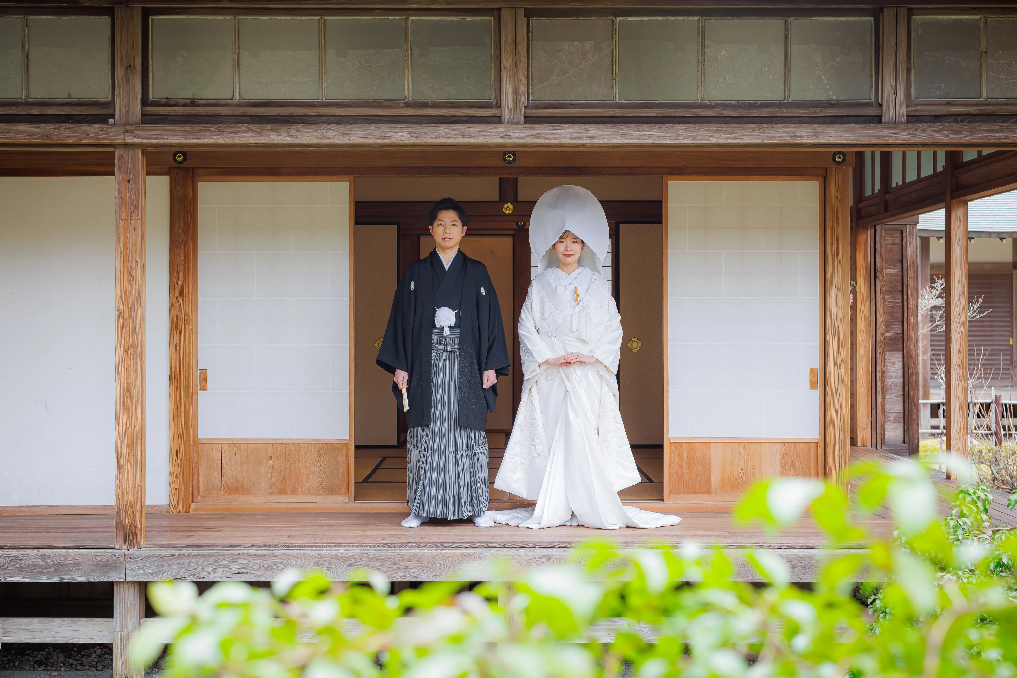 縁側で並ぶ新郎新婦。和装前撮り