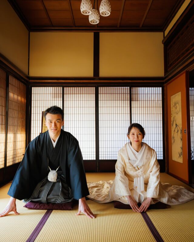 THE結婚写真なイメージ👘 @kaoru198.kimono
👘 @kitsuke_53_yui・
《夏の撮影受付中》
5月〜8月の和装撮影は奥日光へ！4/30までにお申込いただいたお客さまにはもれなく以下の中から2つお好きなものをプレゼント🎁・受付展示用フォトブック
・手書きできるチェキ風フォトカード
・これから流行る？アクリルスタンド
・撮影にも展示にも使えるお二人のお名前習字
・できれば作りたいウェルカムボード✤販売価格✤
¥198,000(税込)
※撮影地の入場料・撮影利用料など別途ご負担頂きます
※衣裳持込無料
※土日祝追加料金無料✤含まれるもの✤
・編集済みデータ100カット以上
・花嫁美容
・衣裳レンタル1着(白無垢・色打掛・引振袖 / 羽織袴)
・着付師手配
・造花ヘッドパーツ
・栃木県内のスタッフ交通費
・撮影小物直近の撮影もぜひ一度ご相談ください✤ーーーーーーーーーーーーーーーーーーーーーーーーー✤
僕たちは日光を中心に和装写真を撮影している夫婦です。
僕たち夫婦と一緒に素敵な撮影体験をしてみませんか？お問い合わせ・お申込は @fruitsphoto.wedding
プロフィールから公式LINEが便利です
ご成約前のオンライン相談だけも随時受付中FruitsPhotoはあなたとのご縁を楽しみにしております。
✤ーーーーーーーーーーーーーーーーーーーーーーーーー✤
#本当に美しい和装写真 📸𝑭𝒓𝒖𝒊𝒕𝒔 𝑷𝒉𝒐𝒕𝒐#和装前撮り
#2025春婚
#2025夏婚
#2025秋婚
#2025冬婚
#結婚写真
#和装花嫁
#白無垢
#和装ロケーションフォト
#和装ロケーション撮影
#チェリフォト
#cherish_photo_days