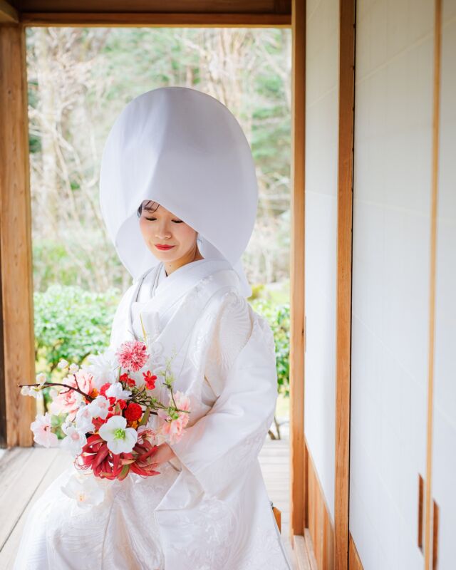 ・
新郎新婦様の門出を応援したいFruitsPhoto👘 @kaoru198.kimono
👘 @kitsuke_53_yui📸💄 @fruitsphoto.wedding・
《夏の撮影受付中》
5月〜8月の和装撮影は奥日光へ！4/30までにお申込いただいたお客さまにはもれなく以下の中から2つお好きなものをプレゼント🎁・受付展示用フォトブック
・手書きできるチェキ風フォトカード
・これから流行る？アクリルスタンド
・撮影にも展示にも使えるお二人のお名前習字
・できれば作りたいウェルカムボード✤販売価格✤
¥198,000(税込)
※撮影地の入場料・撮影利用料など別途ご負担頂きます
※衣裳持込無料
※土日祝追加料金無料✤含まれるもの✤
・編集済みデータ100カット以上
・花嫁美容
・衣裳レンタル1着(白無垢・色打掛・引振袖 / 羽織袴)
・着付師手配
・造花ヘッドパーツ
・栃木県内のスタッフ交通費
・撮影小物直近の撮影もぜひ一度ご相談ください✤ーーーーーーーーーーーーーーーーーーーーーーーーー✤
僕たちは日光を中心に和装写真を撮影している夫婦です。
僕たち夫婦と一緒に素敵な撮影体験をしてみませんか？お問い合わせ・お申込は @fruitsphoto.wedding
プロフィールから公式LINEが便利です
ご成約前のオンライン相談だけも随時受付中FruitsPhotoはあなたとのご縁を楽しみにしております。
✤ーーーーーーーーーーーーーーーーーーーーーーーーー✤
#本当に美しい和装写真 📸𝑭𝒓𝒖𝒊𝒕𝒔 𝑷𝒉𝒐𝒕𝒐
