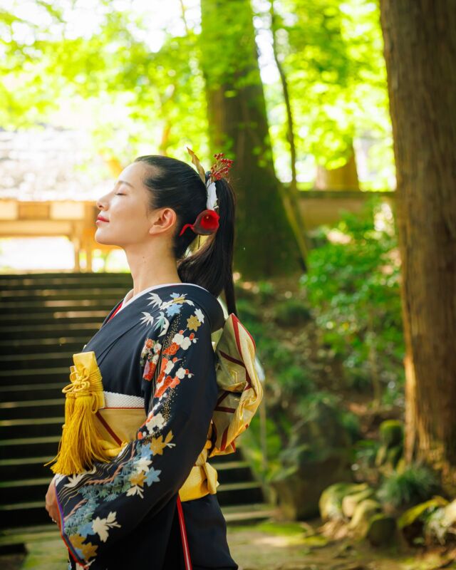 ・
location: @daiouji_kurobane
和装撮影との相性が良すぎる大雄寺👘 @kaoru198.kimono
📽️ @hossyck4vm
📸💄 @fruitsphoto.wedding・
《夏の撮影受付中》
5月〜8月の和装撮影は奥日光へ！
お申込いただいたお客さまにはもれなく以下の中から1つお好きなものをプレゼント🎁・受付展示用フォトブック
・手書きできるチェキ風フォトカード
・これから流行る？アクリルスタンド
・撮影にも展示にも使えるお二人のお名前習字
・できれば作りたいウェルカムボード✤販売価格✤
¥198,000(税込)
※撮影地の入場料・撮影利用料など別途
※衣裳持込無料
※土日祝追加料金無料✤含まれるもの✤
・編集済みデータ100カット以上
・花嫁美容
・衣裳レンタル1着(白無垢・色打掛・引振袖 / 羽織袴)
・着付師手配
・造花ヘッドパーツ
・栃木県内のスタッフ交通費
・撮影小物直近の撮影もぜひ一度ご相談ください✤ーーーーーーーーーーーーーーーーーーーーーーーーー✤
私たちは日光を中心に和装写真を撮影している夫婦です。
一緒に素敵な撮影体験をしてみませんか？お問い合わせ・お申込は @fruitsphoto.wedding
プロフィールから公式LINEが便利です
ご成約前のオンライン相談だけも随時受付中FruitsPhotoはあなたとのご縁を楽しみにしております。
✤ーーーーーーーーーーーーーーーーーーーーーーーーー✤